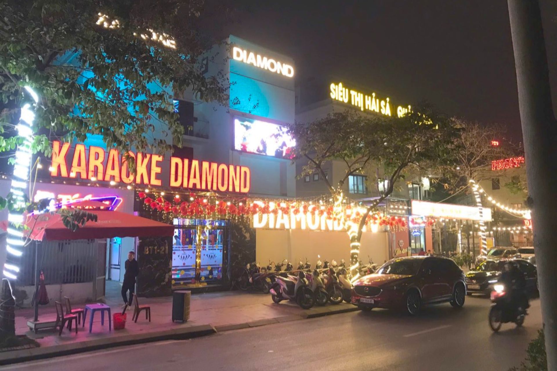 không gian bên ngoài karaoke Diamond
