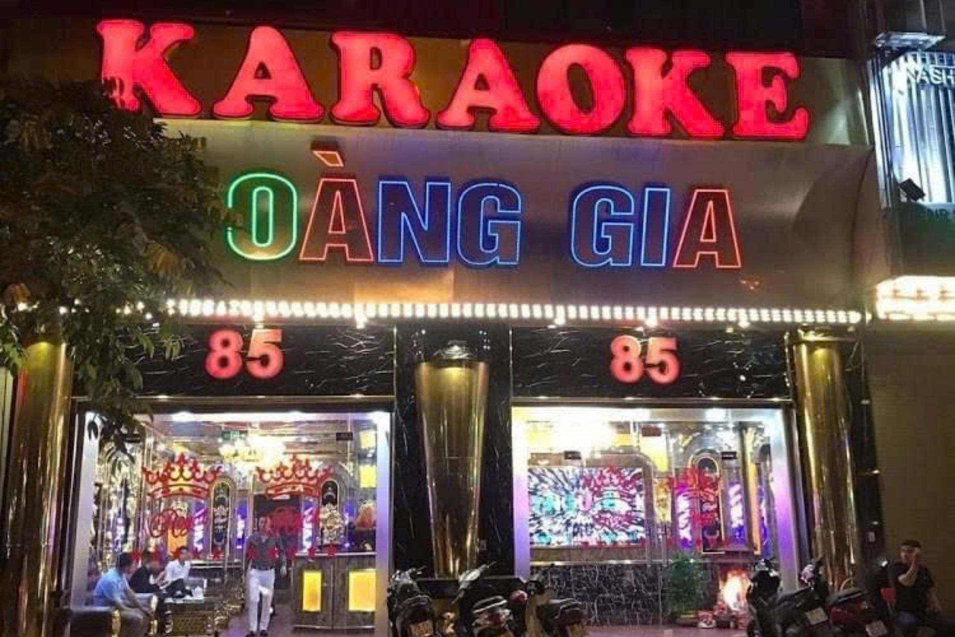 phía trước quán karaoke Hoàng Gia tại 85 Nguyễn Khang