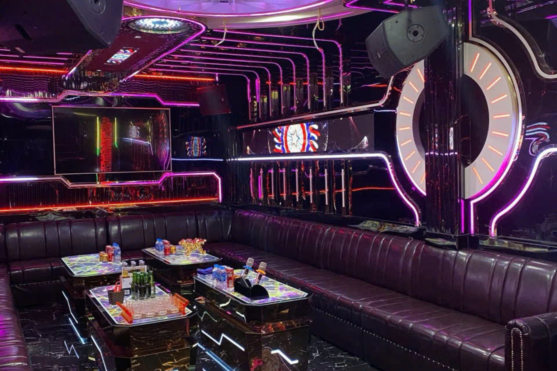 Karaoke London tại 188B Trần Quang Đạo trang bị nhiều đèn Led