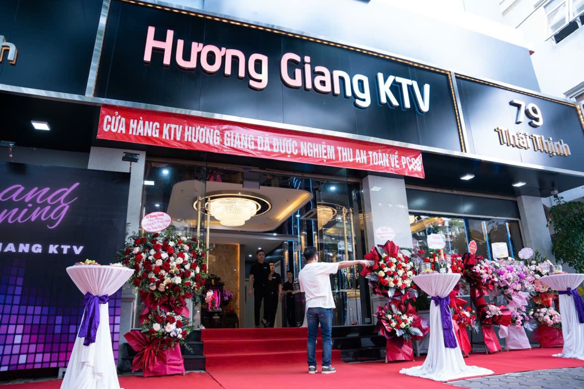 mặt tiền karaoke Hương Giang tại 79 Thái Thịnh