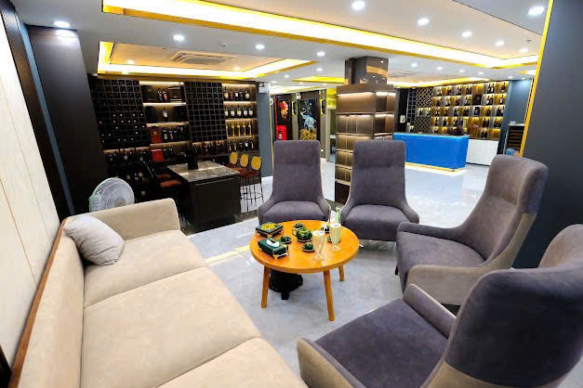phòng chờ tại Karaoke SOL KTV 172 Nguyễn Khánh Toàn