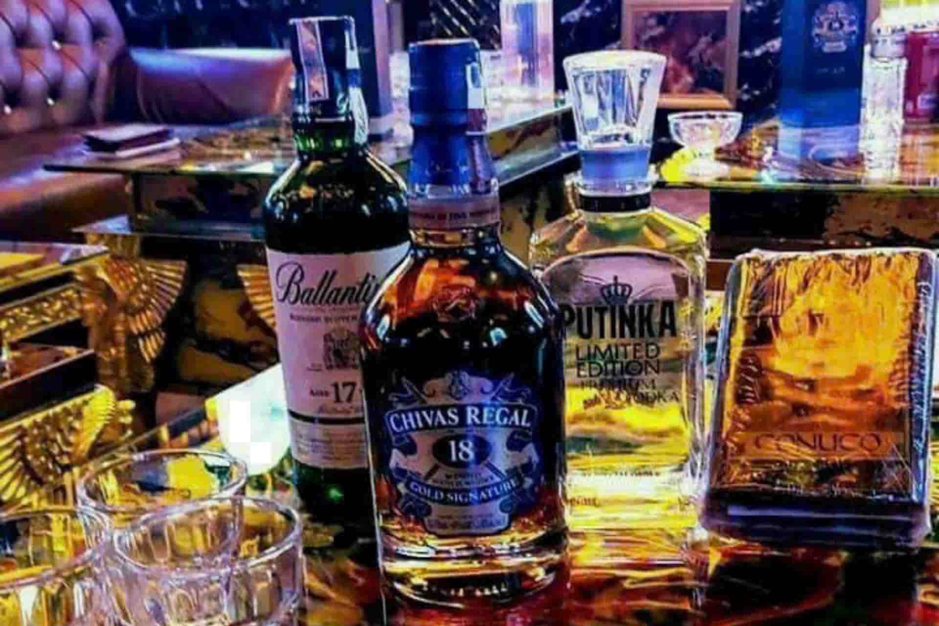 đầy đủ các loại rượu tại karaoke WINE 2002