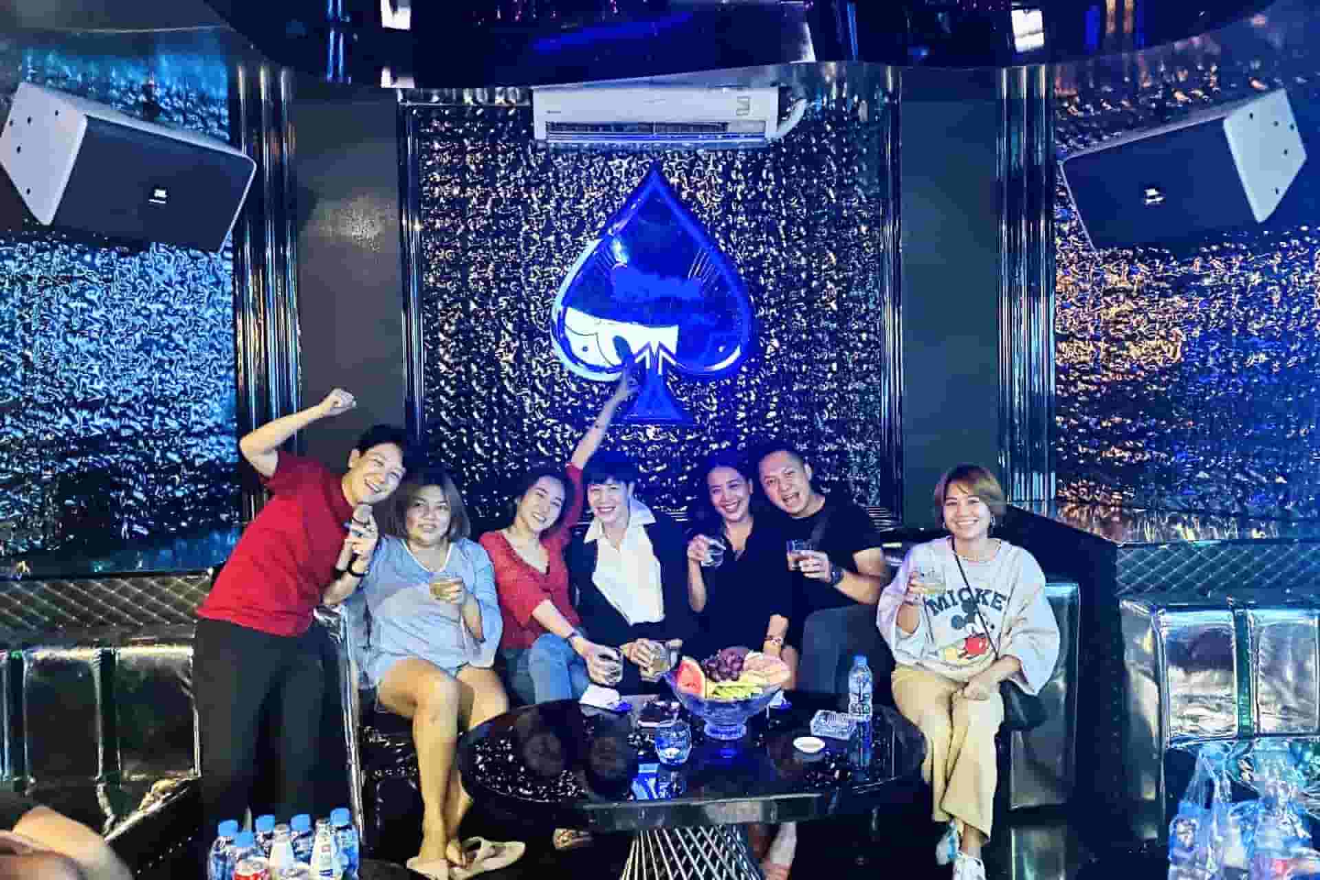 khách hàng trải nghiệm dịch vụ tại karaoke Ising 158 Lê Duẩn