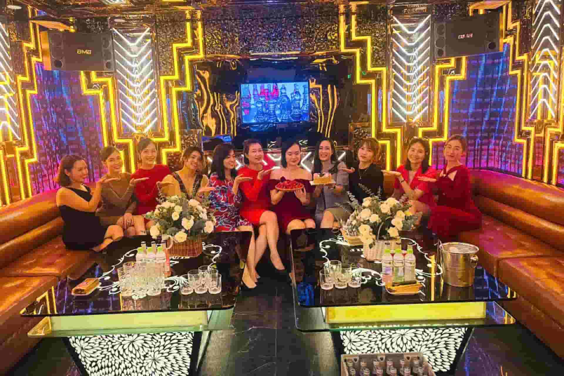 khách hàng karaoke Summit tại 64 Trần Thái Tông