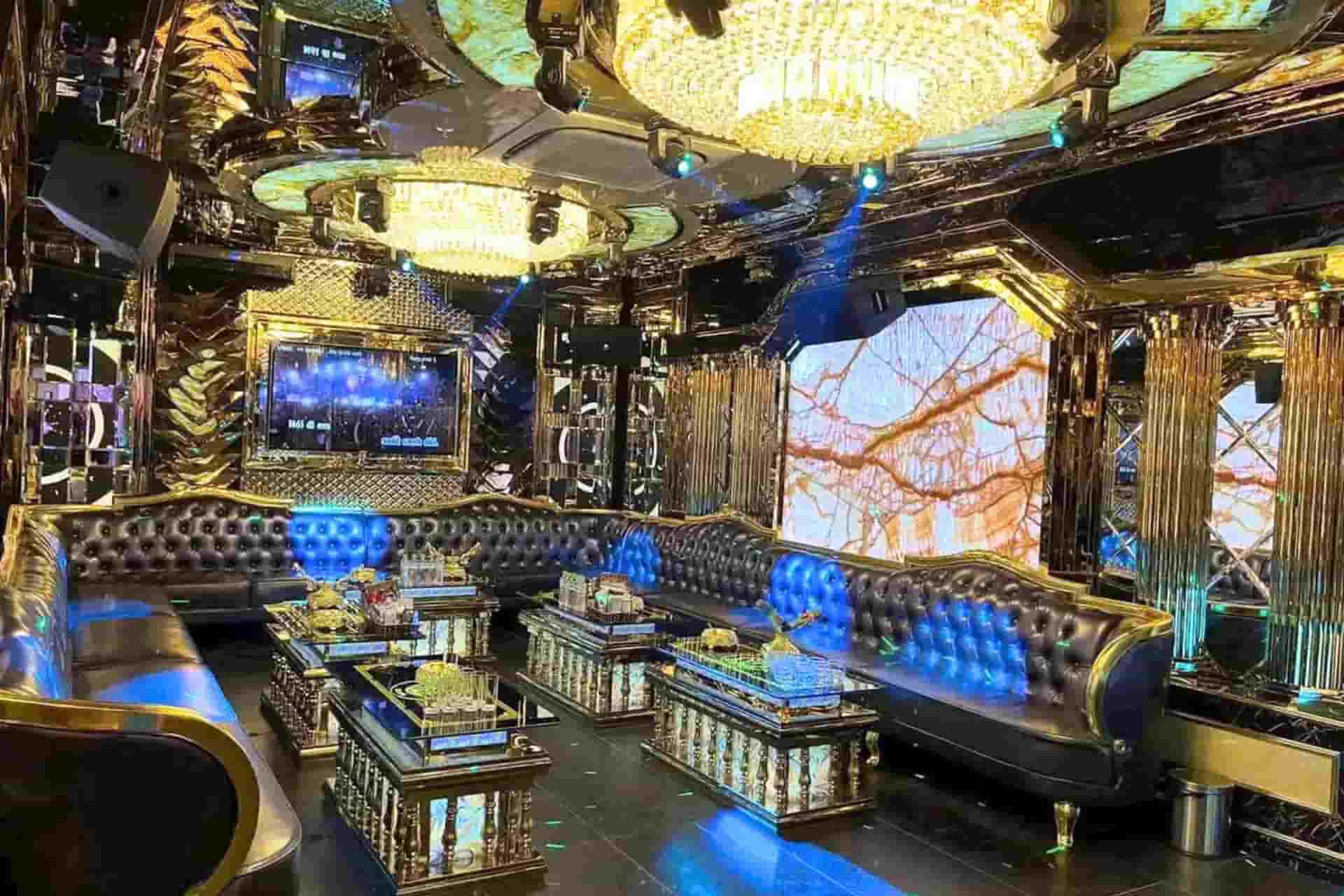 nhân viên phòng hát tại karaoke McQueen 29 Đê La Thành