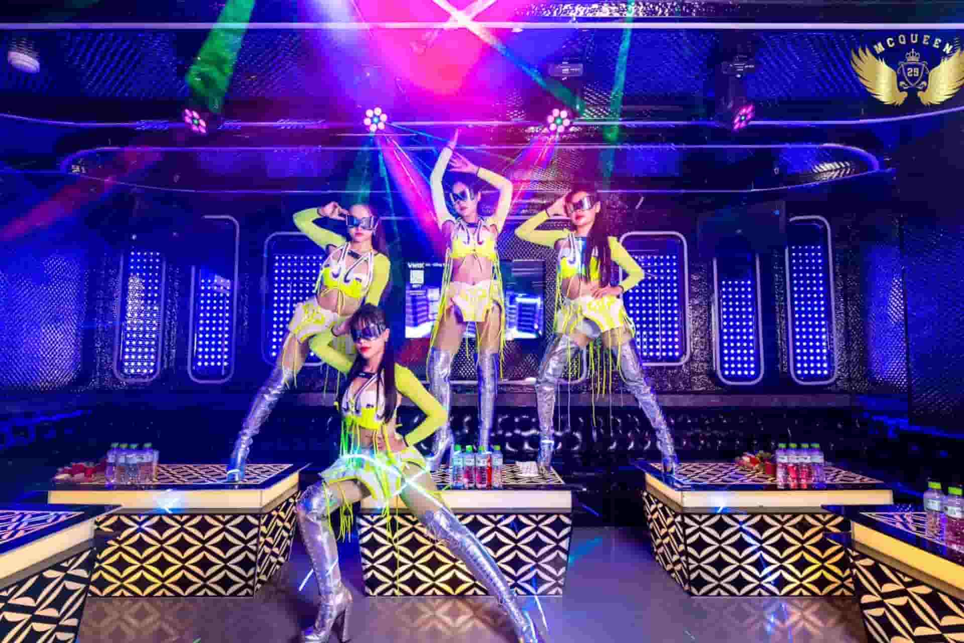 nhân viên tại karaoke McQueen 29 Đê La Thành